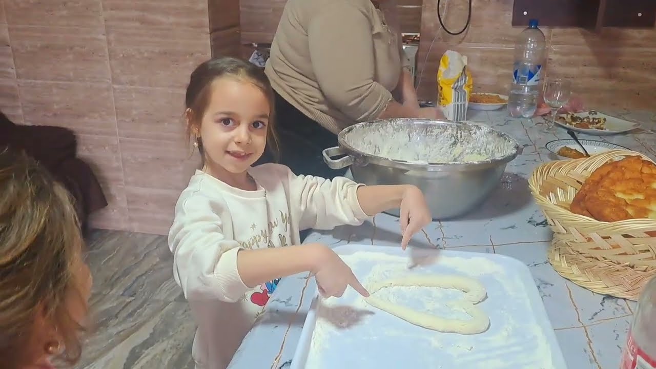 Alina A Invitat Pe Prietena Ei Astăzi Să Pregătească Ceva Astăzi În Bucătărie Împreună Cu Anca 