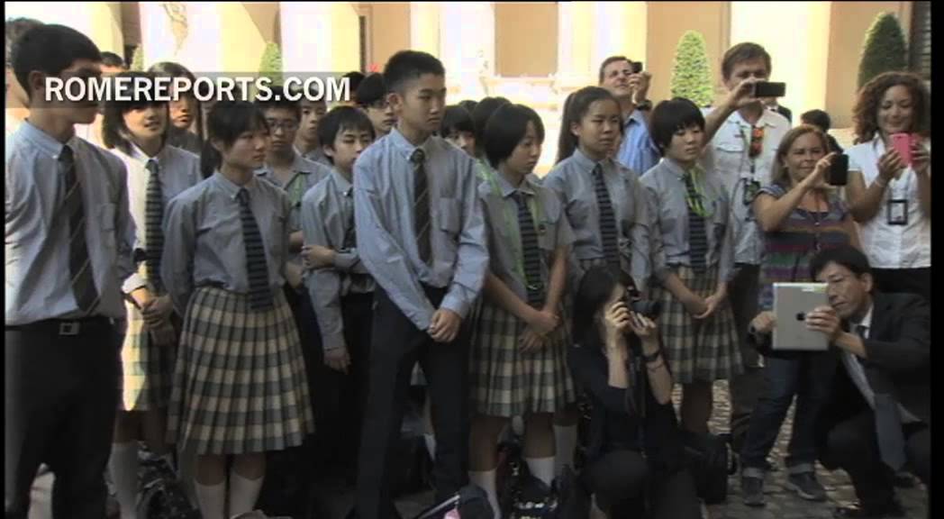 Pope cuts off vacation to meet with 200 Japanese students