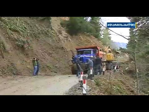 მეორე დღეა ხულოში მეწყრისგან გზის გაწმენდა ვერ ხერხდება