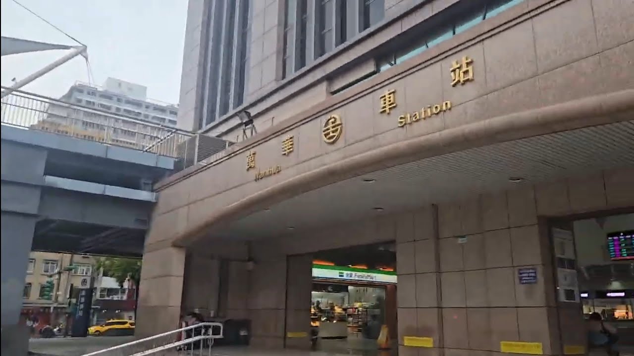 1127次七堵發車經由山線開往苗栗的EMU700型八輛二編組EMU703+EMU704阿福號區間車