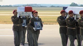 Mrtví vojáci z Afghánistánu jsou v Praze, přiletěli armádním speciálem