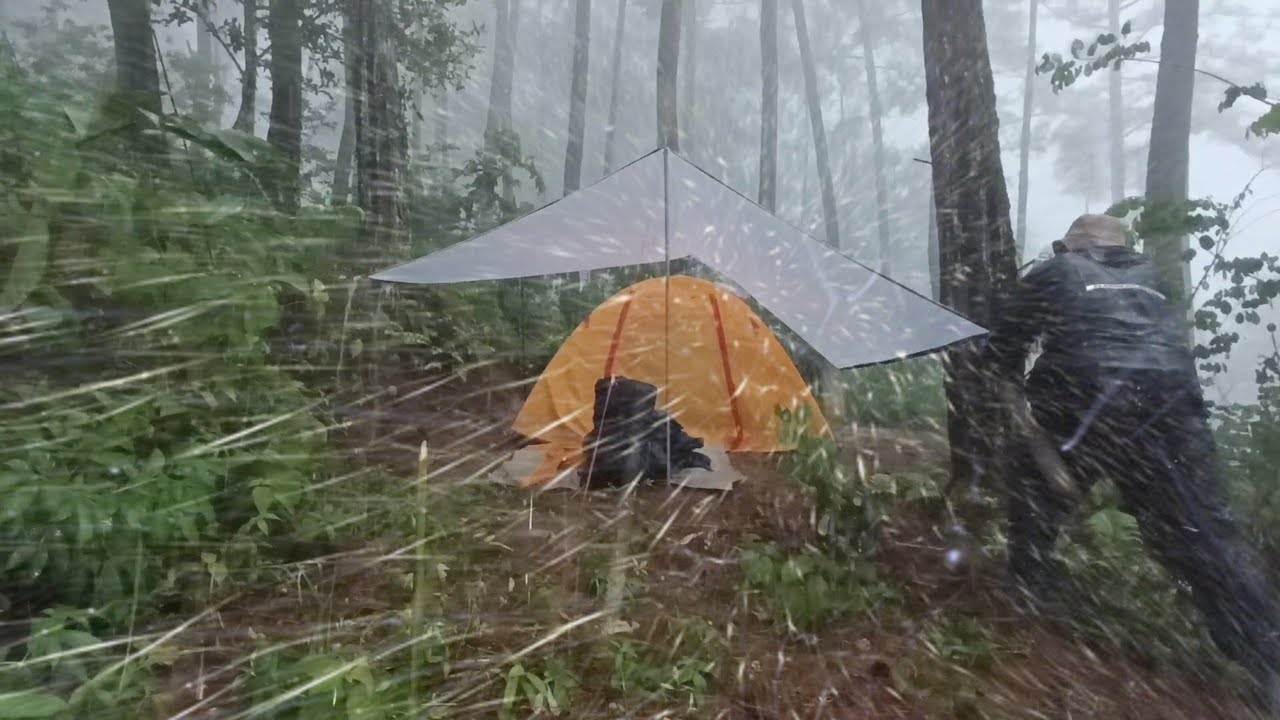 CAMPING IN HEAVY RAIN AND THUNDERSTORM ⛈️ RELAXING CAMPING IN HEAVY ...