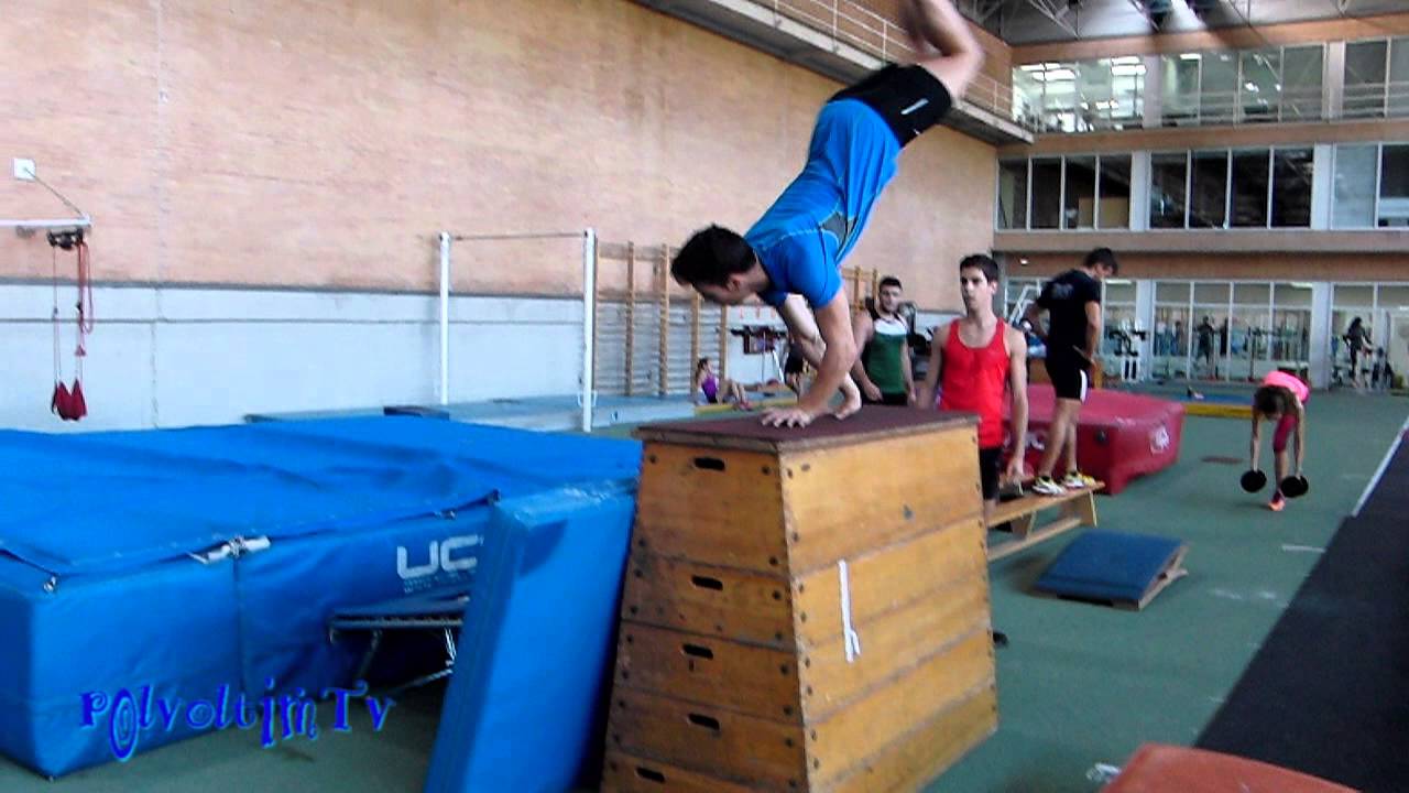 vara sf Minitramp. Rondada sobre plinto y mortal atrás sobre minitramp. Cayendo de espaldas.