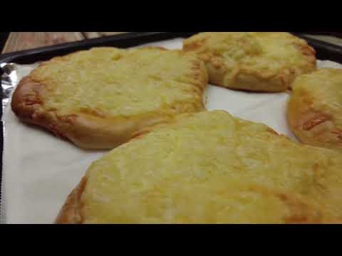 Only flour, water and and cheese, we show you a cheap and yummy cheese bread recipe