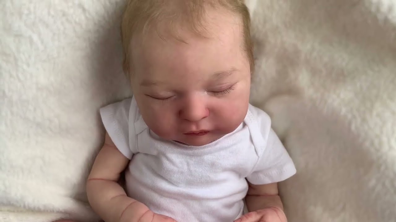 A most perfect & beautiful box opening.  Laura by Bonnie Brown.🤍 🧸🤍