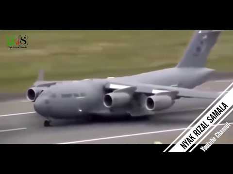 Video: Jet Pejuang Hampir Bertembung Dengan Skydivers