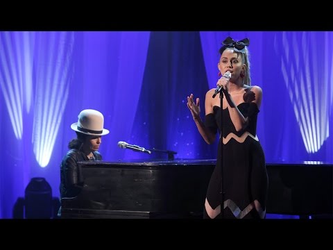 Miley Cyrus Performs ‘Hands of Love’ with Linda Perry