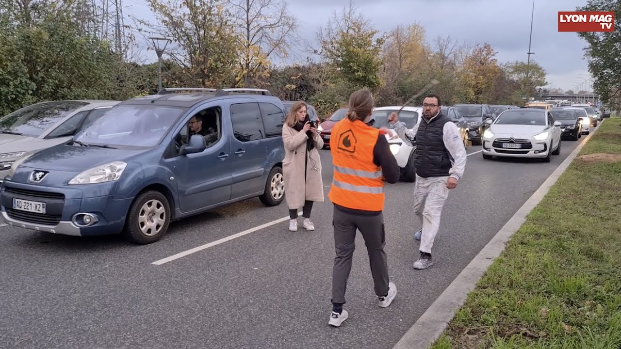 Blocage de Dernière Rénovation à Lyon : l'automobiliste les menace avec un bâton