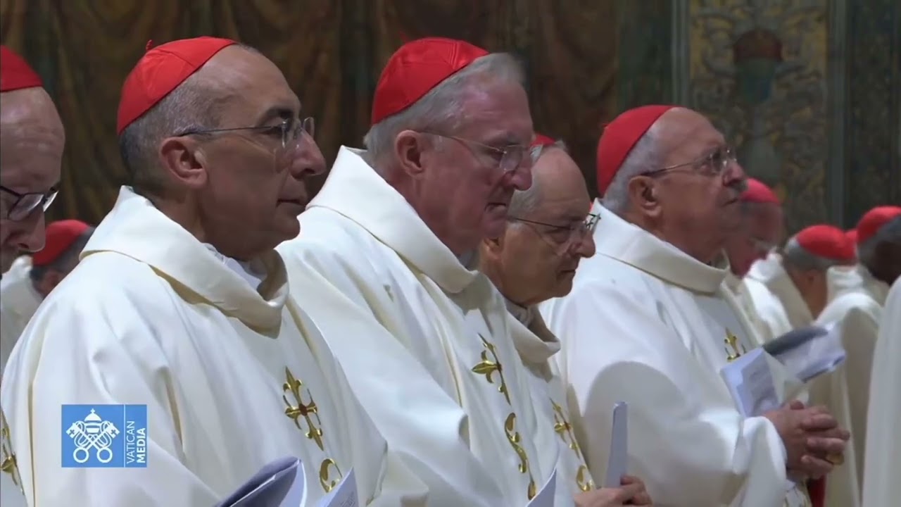 Pope Leo XIV intones the Gloria in excelsis Deo