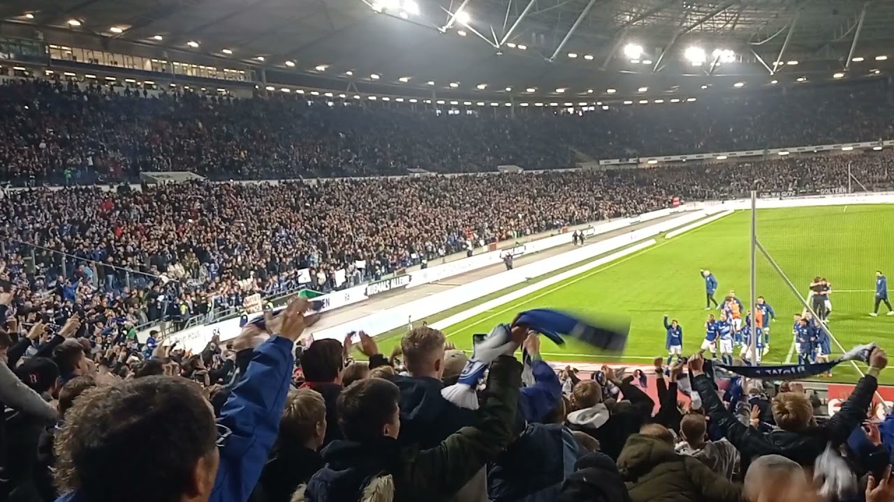 Hannover Schalke Feiern mit Fans 15.10.21