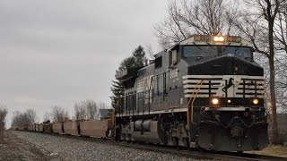 Baretable train and NS 289 with some manifest freight in Ossian