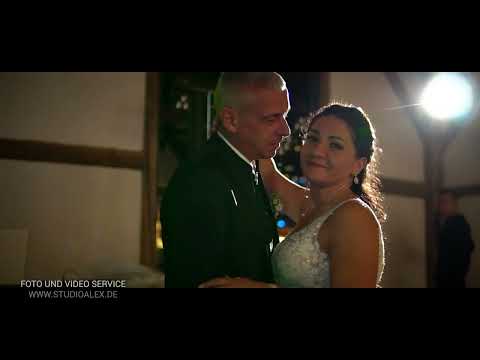 Hochzeit in Gut Hötzing Bayern. Hochzeitvideo Trailer von der Hochzeit Viky & Alex