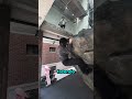 Você precisa escalar a pedra para entrar na loja 😱