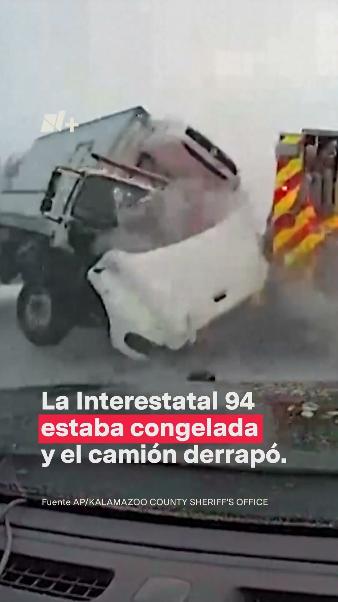 Camión choca contra vehículos de emergencia - N+ #Shorts