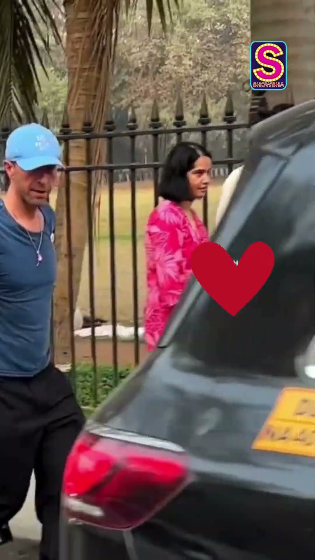 Chris Martin And Dakota Johnson Couldn't Resist A Classic Mumbai Date | Entertainment News | N18S