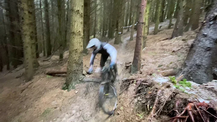 Downhill Sessioning At Innerleithen with Ben Cathr...