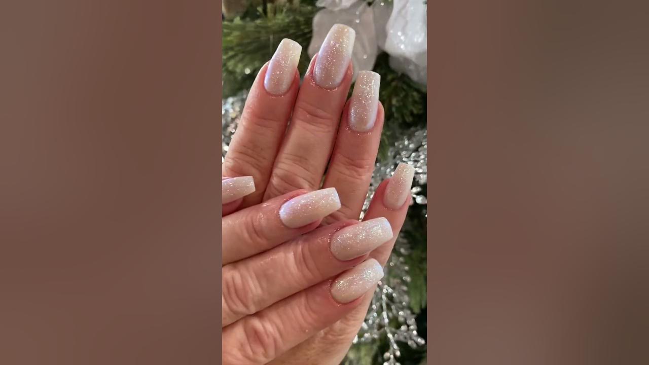4. Glittery Christmas Acrylic Nails - wide 3