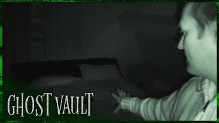 Gothic Cemetery Mansion: Ginge and Carol Answer Back as Door Opens screenshot 5