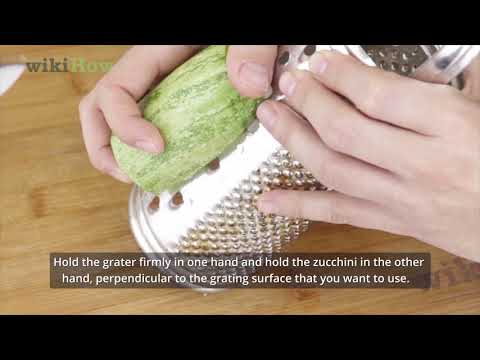 Video: Skal du skrælle zucchini, før du river dem?