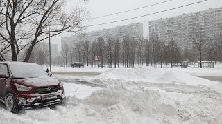 Москва завалена снегом. ТЦ -  ломится от товаров. Тихо и спокойно в Москве, всю проехал / Арстайл /