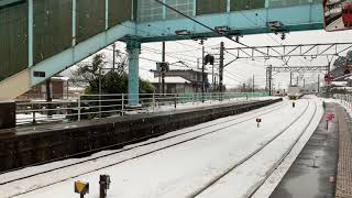 雪の山陰本線、玄武洞駅を通過する287系　特急きのさき