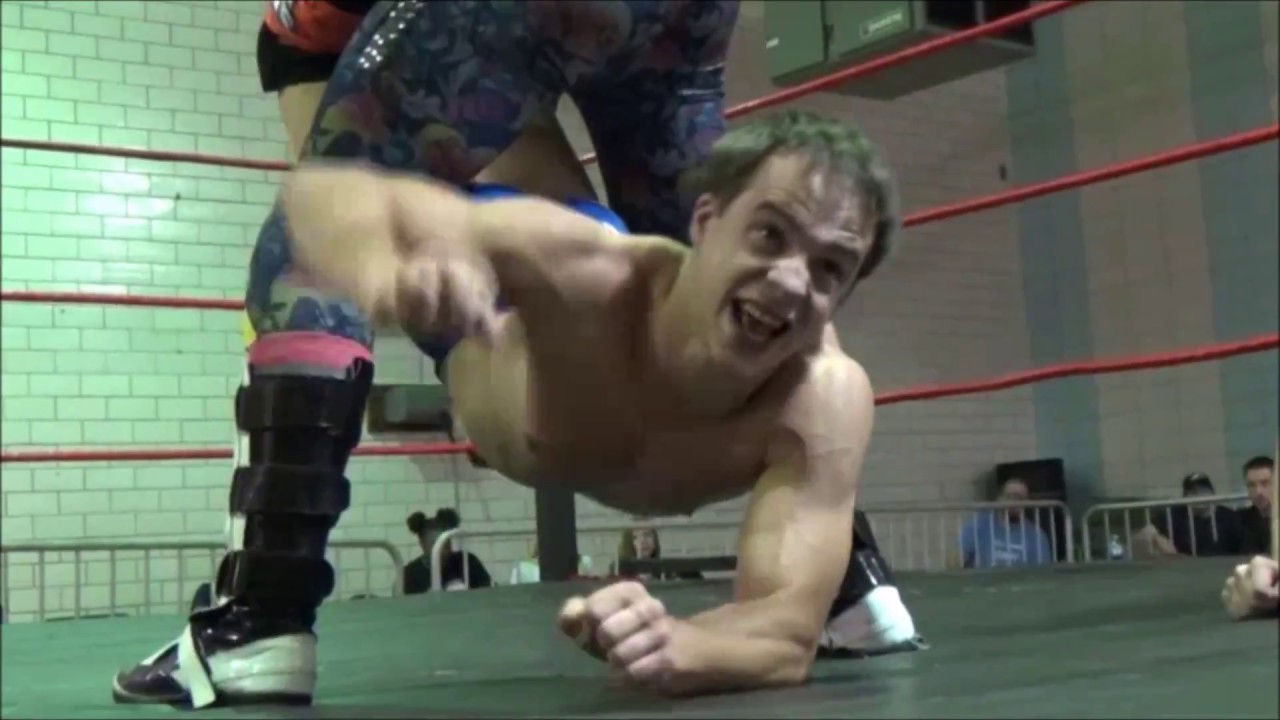 Борьба в полусреднем весе: Нейт Уингз (ч) против Дилана Бостика