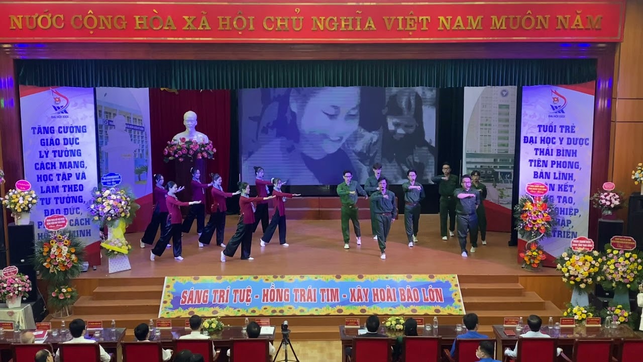 Hát múa “Lá xanh- Đoàn vệ quốc quân” - CLB Văn nghệ xung kích Trường Đại học Y dược Thái Bình