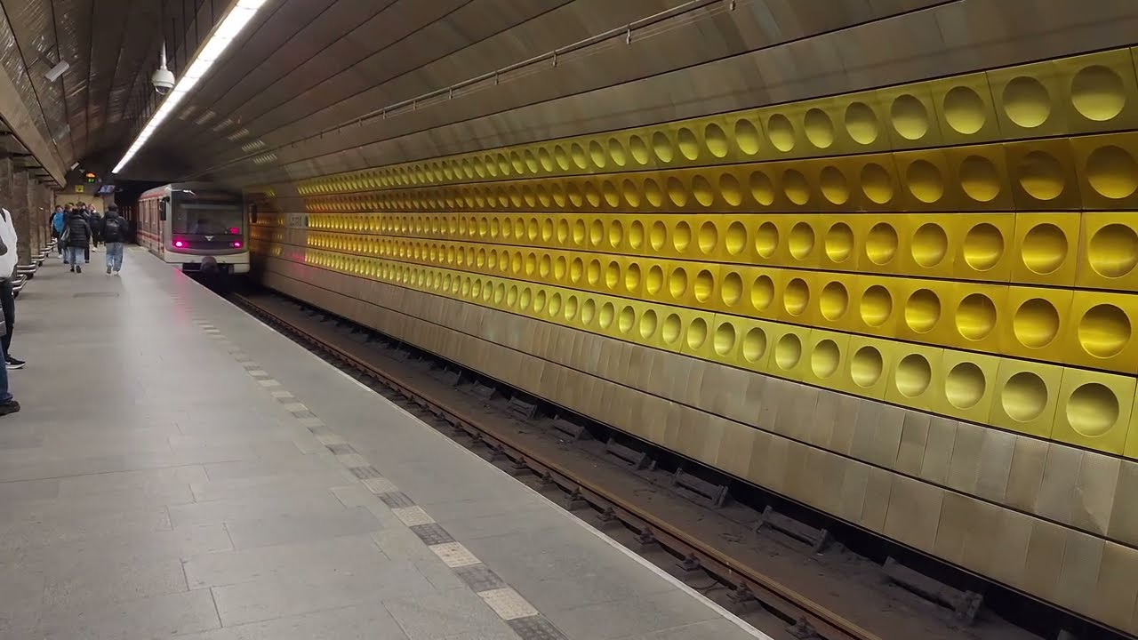 프라하 지하철 A선 Depo Hostivař행 열차 Můstek역 출발