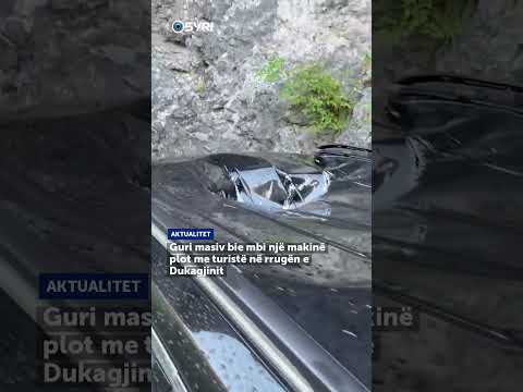 Guri masiv bie mbi një makinë plot me turistë në rrugën e Dukagjinit