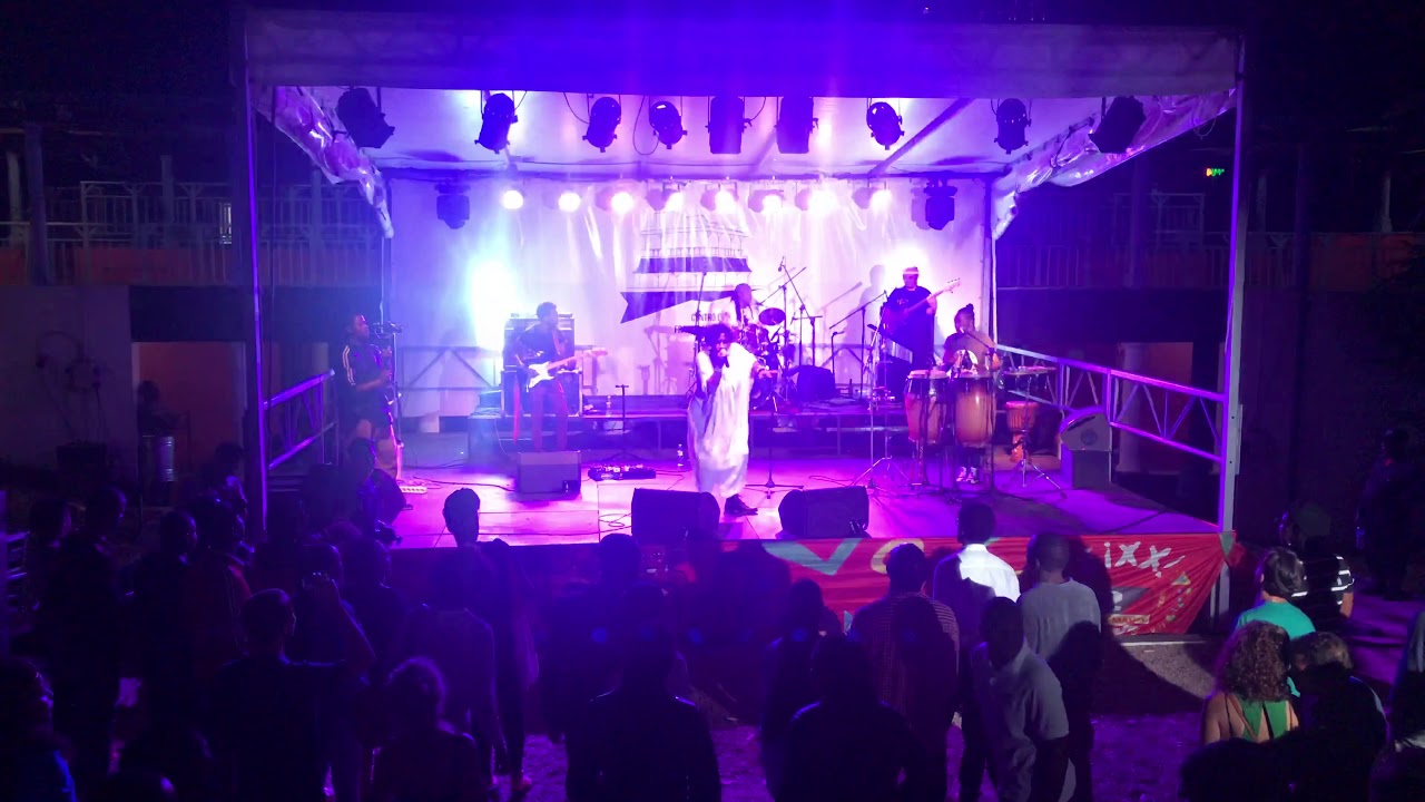 Maia & The Big Sky - ROHO SAFI (Live in Mozambique) - YouTube