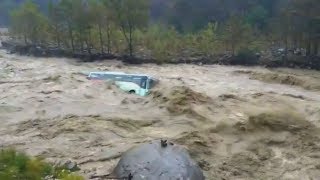 В Индии сняли на видео, как поток воды уносит пассажирский автобус