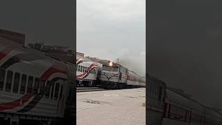 سكك حديد مصر - قطار ٩٥٥ 🚆جاى متأخر وفاتح ع الأخر بسارينة أخر روقان 📢🚨