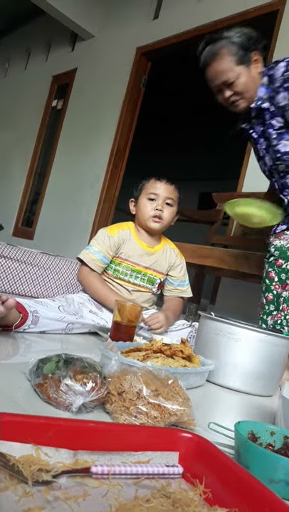 Fano Berdoa Makan 😊