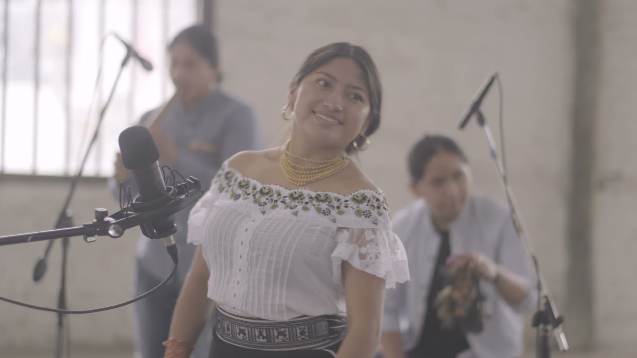 NATY DE LA TORRE · Cuando vengo nomas vengo / Como dice que no se goza