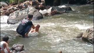 Viral!! Aksi ayah terhadap anak kandungnya di sungai #fyp #viral #reels #hits #bayi #baby #lucu