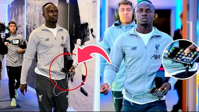 ضحك الجميع من أن المليونير يحمل اي فون مكسور ولكن صدموا بعد ذالك .. قصة ساديو ماني - YouTube