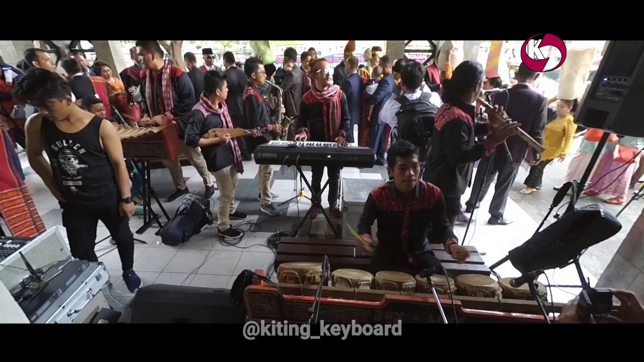 Salut!!! Pencipta lagu sidoli pargojek memainkan musik uning-uningan batak toba/Billy simarmata