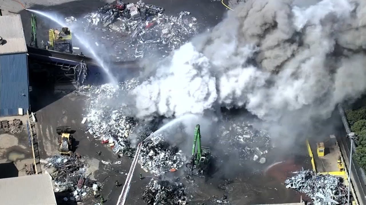 Large fire breaks out at Redwood City metal recycling facility - YouTube
