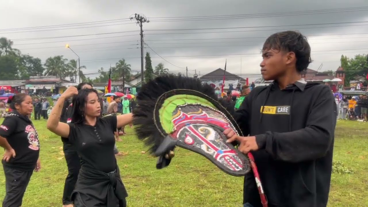 Penonton Cantik Perlahan Sadar Usai Terbawa Suasana Ebeg