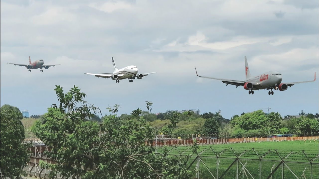 Antrian Pesawat  Terbang  Saat Landing di  Bandara  Husein 