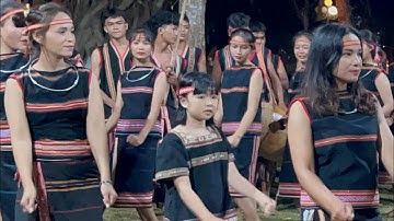 Cồng chiêng giao lưu cùng khán giả của làng Chuết Ngol xã Chư Á