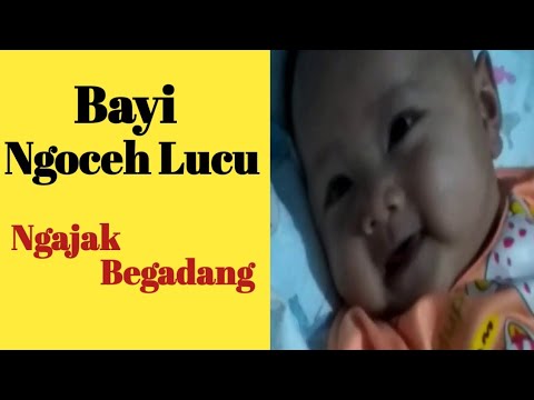 Bayi ngoceh lucu ngajak begadang 