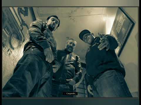 Watch the video for Guerra en las calles