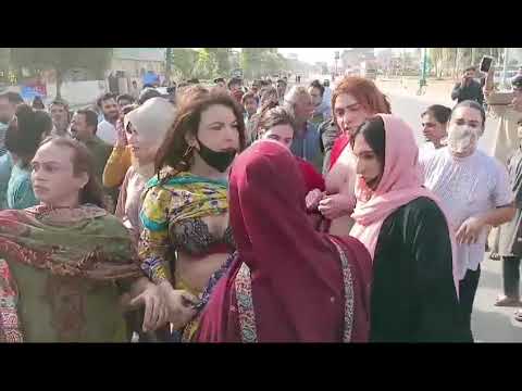 خواجہ سراوں کا تھانہ کھاریاں پر قبضہ پولیس یرغمال Kharian Shemale Protest Ihtejaj Police Bg Rupees