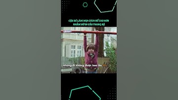 Cậu bé làm mọi cách để cao hơn nhằm đỡ đi cầu thang bộ