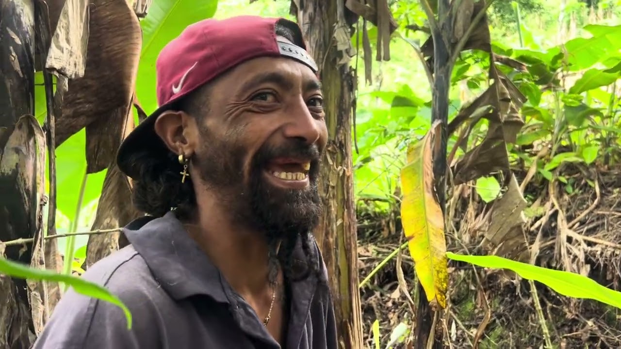 Alistando las hojas para los nacatamales de Navidad