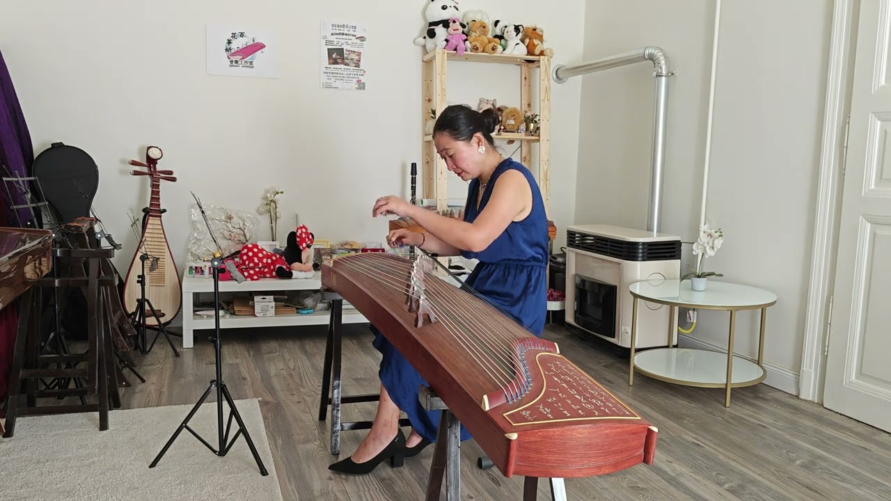 Han Songyan Anna ku-csengen kínai dalt játszik