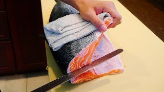 How to Fillet Salmon for Sushi with Special Knife | (三文鱼寿司) | (サーモン寿司) screenshot 3