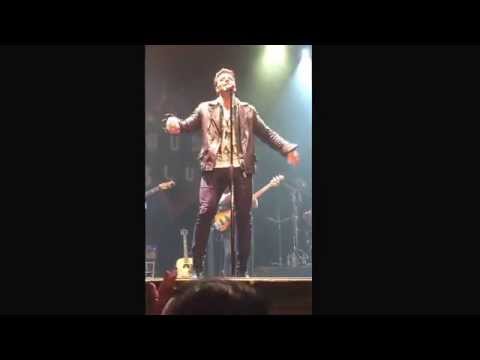 Jencarlos Canela cantando