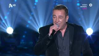 J2US: Ο Δημήτρης Χρυσοχοΐδης σε ένα medley προς τιμήν του Βασίλη Καρρά